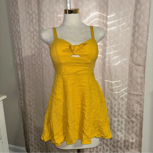 Dresses & Skirts - Yellow dress, size XS.